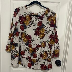 Fall favorite top!! Love the sleeves and keyhole button on back.